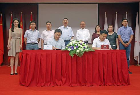 由鲁迅美术学院副院长张庆波教授和365英国上市公司官网副院长于瑞云教授为联合实验室签约4